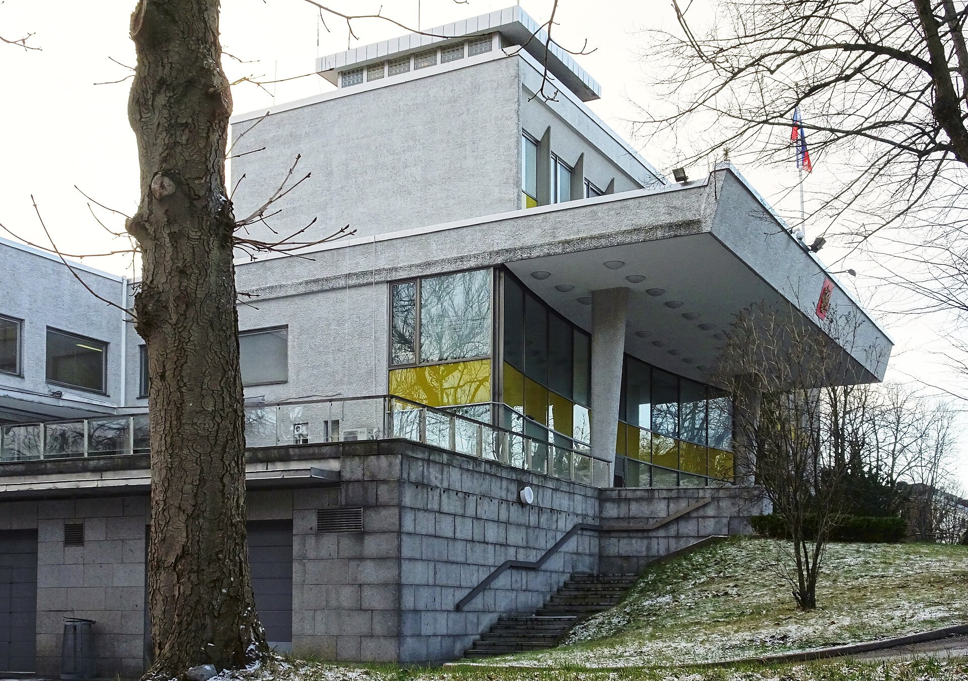 Ambassadbyggnad med flagga