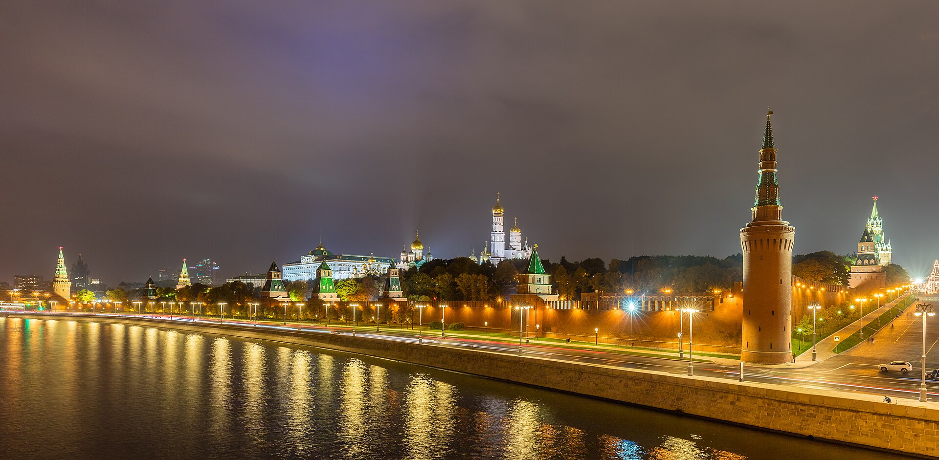 Kreml i Moskva i kvällsljus